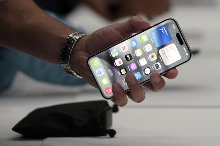The　iPhone　15　Pro　is　shown　after　its　introduction　on　the　Apple　campus　in　Cupertino,　California　on　Sept.　12