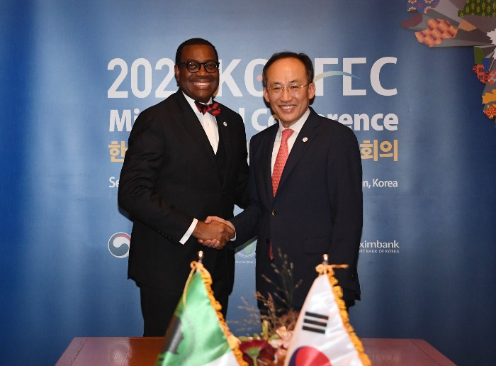 African Development Bank President Akinwumi Adesina (left), South Korean Minister of Economy and Finance Choo Kyung-ho