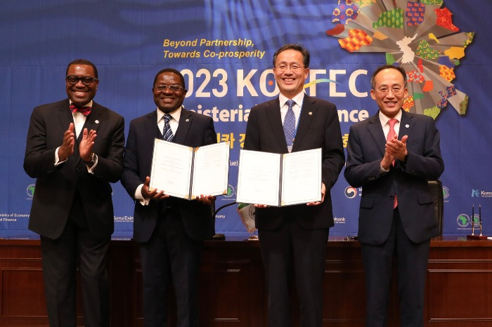 Statistics　Korea　Commissioner　Lee　Hyoung-il　(second　from　right),　AfDB　Chief　Economist　Kevin　Chika　Urama　(third　from　right)
