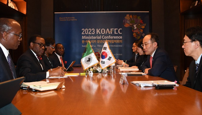 African　Development　Bank　President　Akinwumi　Adesina　(second　from　left)