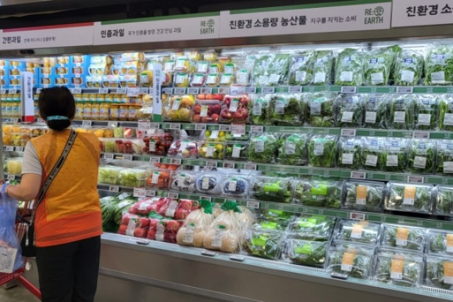 Grocery section of Lotte Mart in Seoul Station (Courtesy of Lotte Mart)