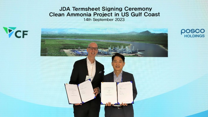 CF Industries Chief Financial Officer Chris Bohn (left), POSCO Holdings' hydrogen business head Jo Jooik