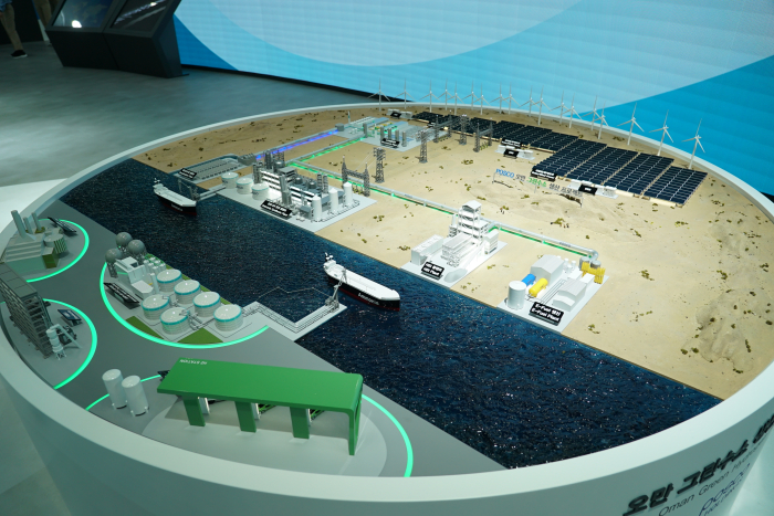 POSCO　displays　a　diorama　of　a　Oman　green　hydrogen　project　at　H2　MEET　2023　on　Sept.　13