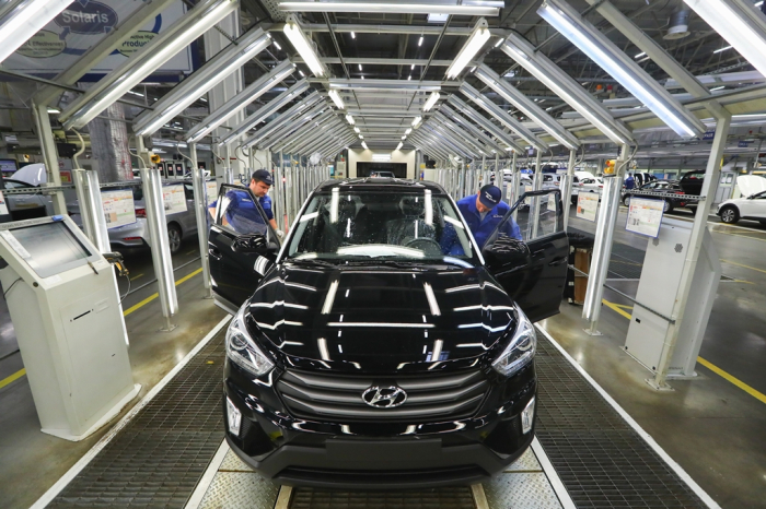 Employees　at　Hyundai　Motor's　Russian　plant　in　St.　Petersburg