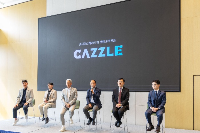 Lotte　Healthcare's　CEO　Lee　Hoon-ki　(fourth　from　left)　explains　about　healthcare　management　platform　Cazzle