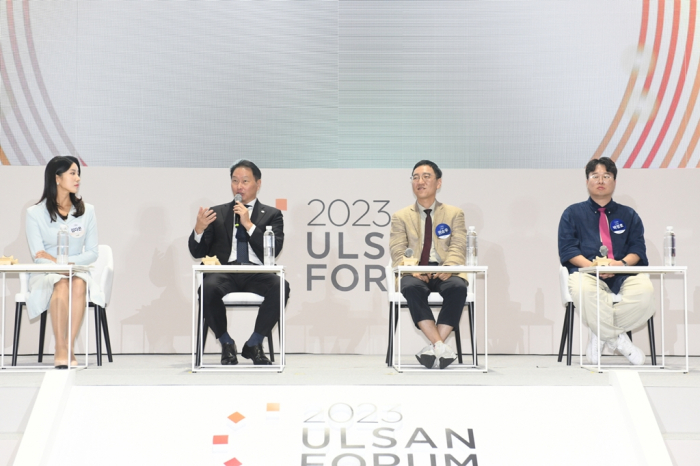 SK　Group　Chairman　Chey　Tae-won　(second　from　left)　speaks　during　the　Ulsan　Forum,　organized　by　SK　and　the　city　of　Ulsan　to　promote　regional　growth