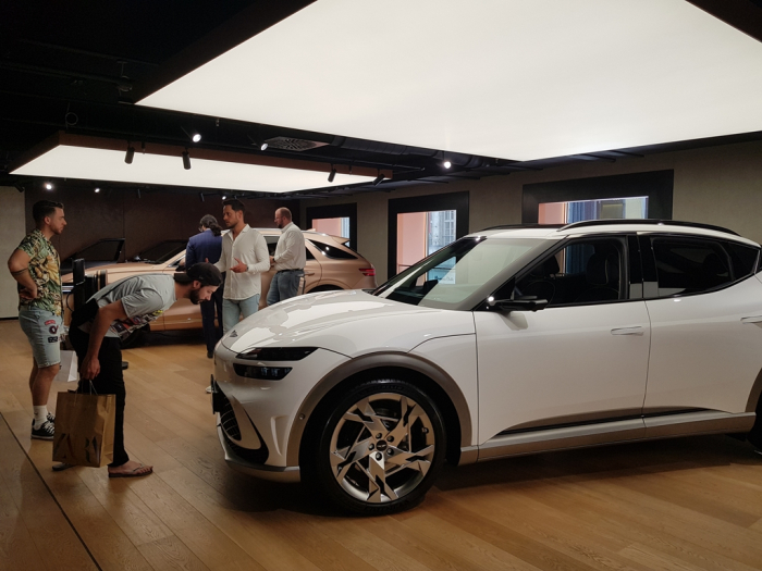 Visitors　to　Genesis　Studio　Munich　examine　the　latest　Hyundai　Motor　cars　under　the　premium　Genesis　brand　in　June
