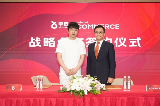 Xin　Youzhi,　Head　of　Xinxuan　Group　(left),　and　NHN　Commerce　CEO　Lee　Yoon-sik