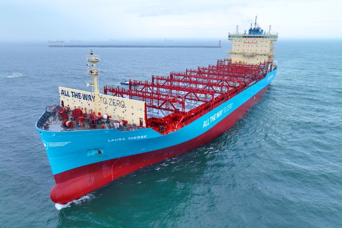 HD　Hyundai's　first　2,100　TEU-class　container　carrier　Laura　Maersk