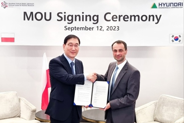 Yoon　Young-Joon,　CEO　of　Hyundai　E&C　(left)　and Marcin　Kardas,　deputy　director　of　the　National　Centre　for　Nuclear　Research