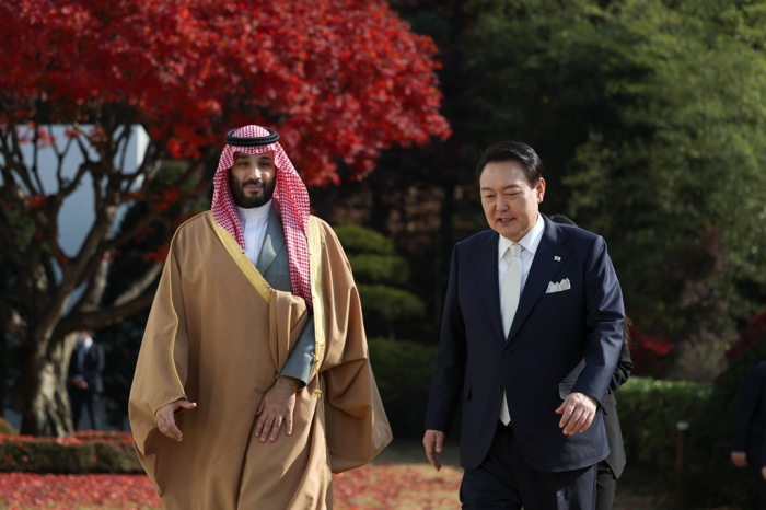 Saudi　Crown　Prince　Mohammed　bin　Salman　(left)　walks　with　South　Korean　President　Yoon　Suk-yeol　during　his　Seoul　visit　in　November　2022