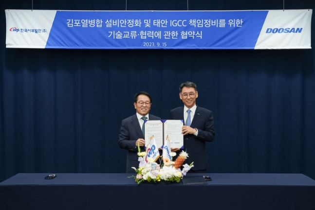 Doosan Enerbility CEO Jeong Yeon-in (right) and Korea Western Power CEO Park Hyung-duck