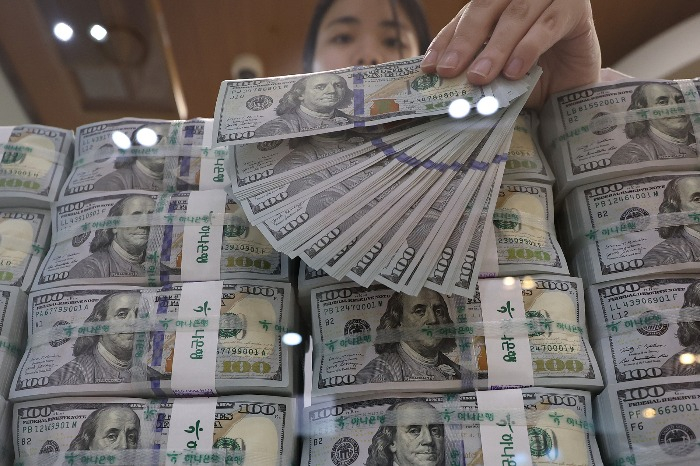 Bundles　of　0　bills　at　a　Hana　Bank　branch　in　downtown　Seoul　(Courtesy　of　Yonhap)