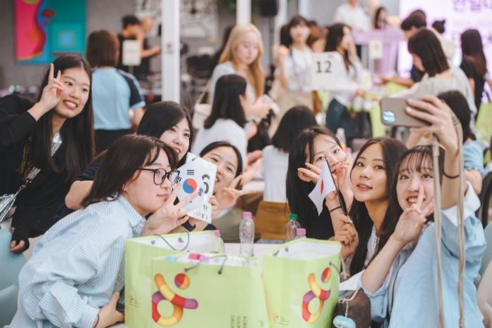 Korea　Tourism　Organization's　official　program　to　enhance　friendship　between　Korean　and　Japanese　college　students　(Courtesy　of　Korea　Tourism　Organization)