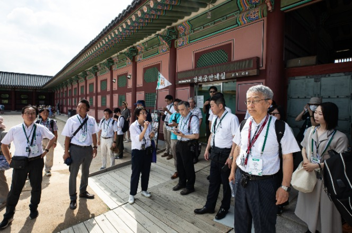 Japanese educators' pre-tour of Gyeongbok Palace in Seoul before the official resumption of Japanese students' field trips to Korea on Aug. 4, 2023 (Courtesy of News1 Korea)
