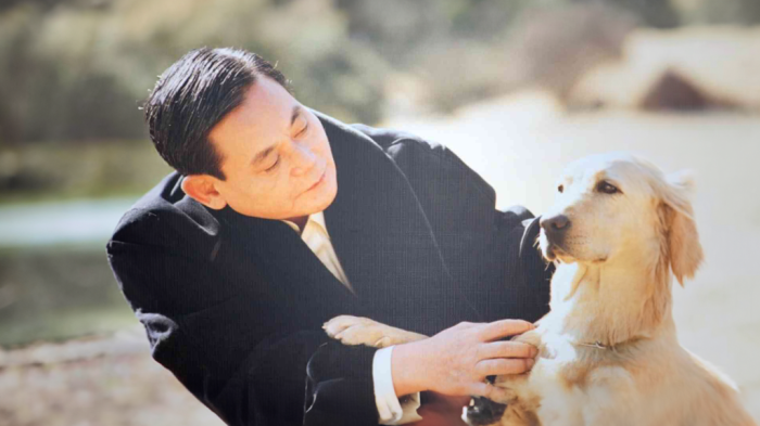 The　late　Samsung　Chairman　Lee　Kun-hee　and　a　retriever,　a　breed　known　for　being　good　guide　dogs