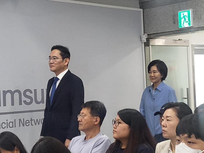 Samsung　Chairman　Jay　Y.　Lee　(left)　and　his　mother　Hong　Ra-hee　enter　the　ceremony　to　mark　the　30th　anniversary　of　the　Samsung　Guide　Dog　School