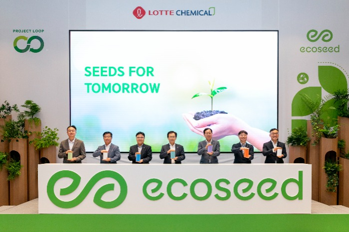 (From　left)　Hwang　Min-jae,　CTO;　Lee　Sang-hyun,　Aromatic　Division　Head;　Hwang　Jin-koo,　Basic　Materials　Division　CEO;　Kim　Gyo-hyun,　Vice　Chairman;　Lee　Young-jun,　Advanced　Materials　CEO;　Shin　Sung-jae,　ABS　Division　Head;　Kim　Minwoo,　Chief　Strategy　Officer
