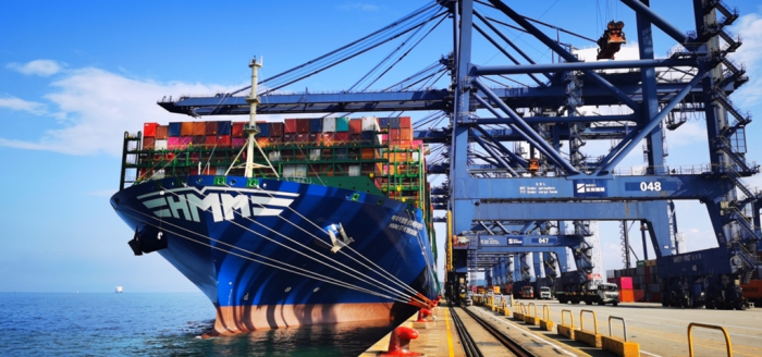 HMM container ship