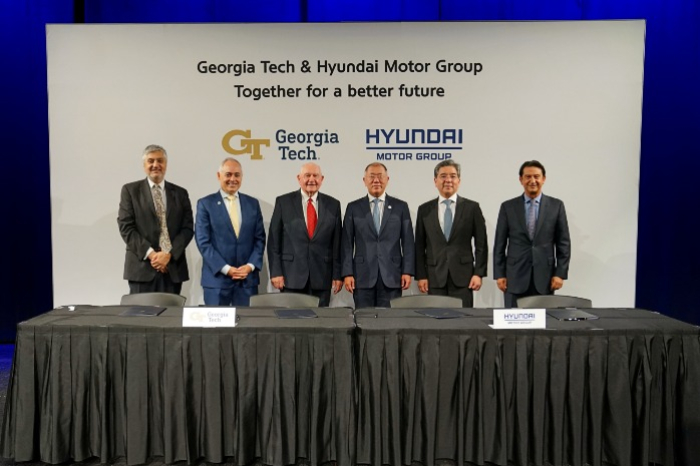 Hyundai　Motor-Georgia　Tech　MOU　signing　ceremony　with　Hyundai　Motor　Group　Chair　Chung　Euisun　(third　from　left)　at　Georgia　Tech　on　Sept.　19,　2023　(Courtesy　of　Hyundai　Motor) 