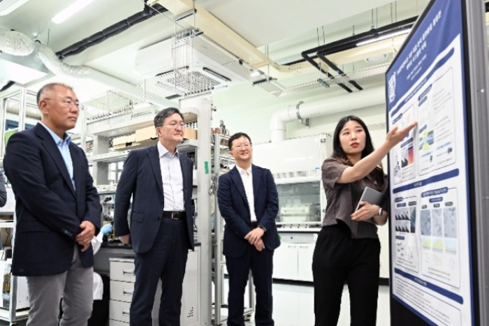 Hyundai　Motor　Group　Chairman　Chung　Euisun　(from　left),　President　of　Seoul　National　University　Ryu　Hong-Lim　and　Joint　Battery　Research　Center　head　Choi　Jang-wook　(Courtesy　of　Hyundai　Motor)