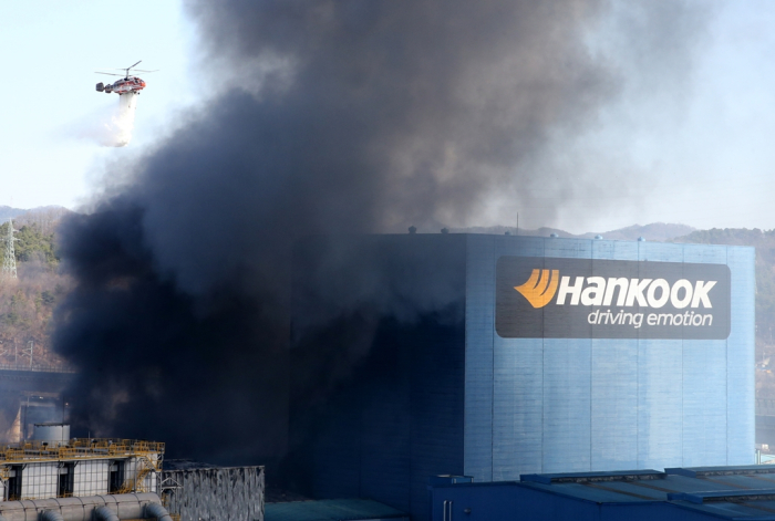 Heavy　smoke　billows　from　Hankook　Tire’s　production　complex　hit　by　a　fire　in　March