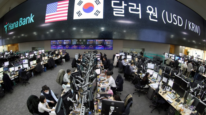 The　trading　floor　of　Hana　Bank　in　Seoul　(File　photo)