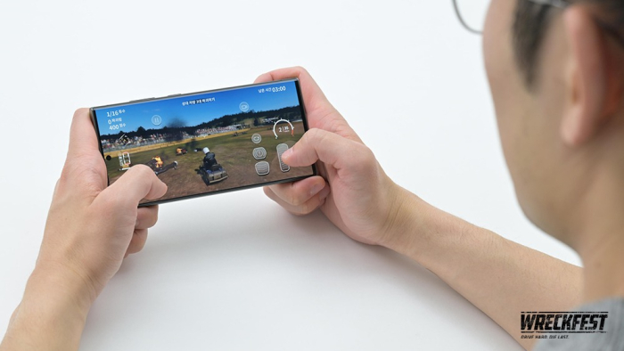 A　smartphone　user　plays　a　game　on　the　Galaxy　S23　Ultra　(File　photo,　courtesy　of　Samsung　Electronics)