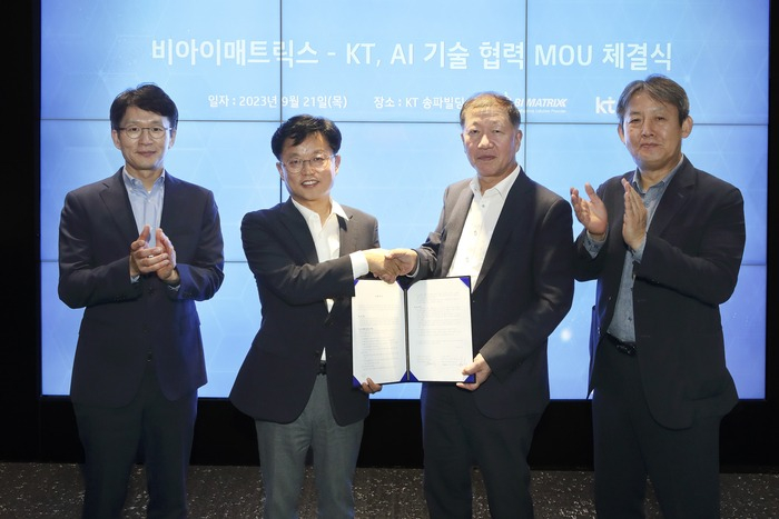 (From　second　to　left)　Lee　Seonghwan,　Head　of　the　KT　Western　Regional　Customer　HQ,　and　Bae　Young　Geun,　BI　Matrix　CEO