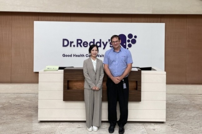 Park　So-yeon,　Chairwoman　of　Prestige　BioPharma　(left),　and　Erez　Israeli,　CEO　of　Dr.　Reddy's