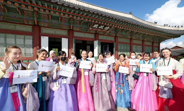 Foreigners　smile　after　a　Korean　class　at　a　South　Korean　state-run　institute　in　October　2022　(File　photo)