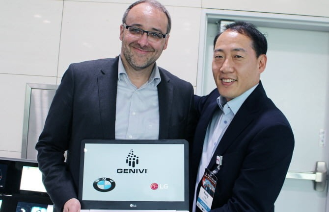 Ryu Kyung Dong (right), an executive vice president at Samsung Advanced Institute of Technology, in 2017 when he worked for LG Electronics (File photo)