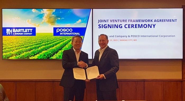 POSCO International Chief Executive Jeong Tak (left) and Bartlett President Bob Knief