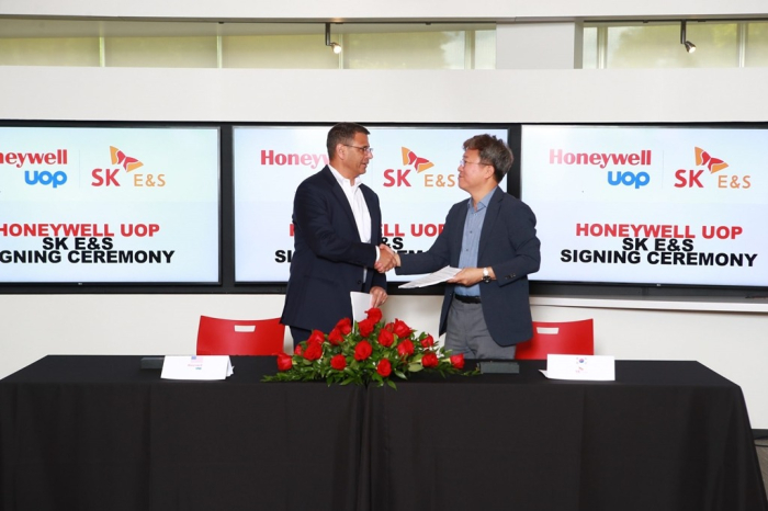 Honeywell　Vice　President　Barry　Glickman　(left)　and　SK　E&S　Vice　President　Cha　TaeByoung　shake　hands　after　signing　a　joint　development　deal　at　Honeywell　UOP　headquarters　in　Des　Plaines,　Illinois,　on　Aug.　30,　2023　(Courtesy　of　SK　E&S)