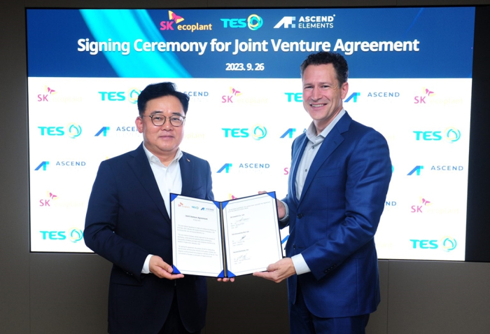 SK Ecoplant CEO Park Kyung-il (left) and Ascend Elements CEO Mike O'Kronley agree to build a US battery recycling joint venture in Kentucky