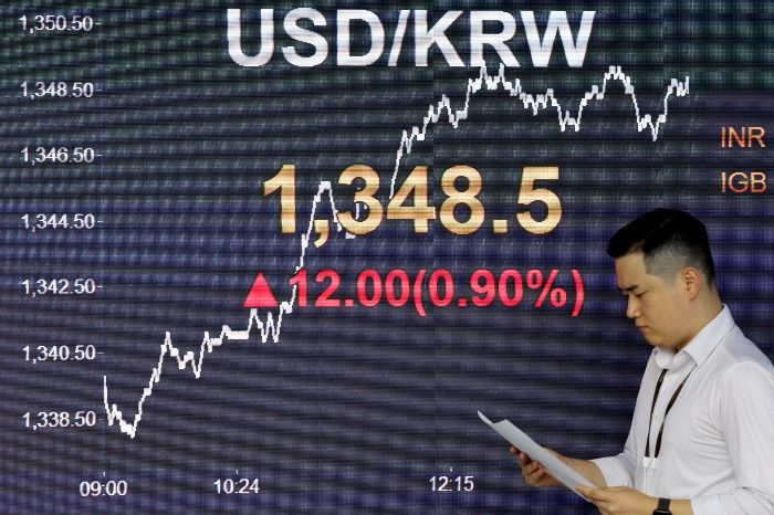 The　Korean　won　tumbled　against　the　dollar　on　Sept.　26,　2023　(Courtesy　of　News1　Korea)