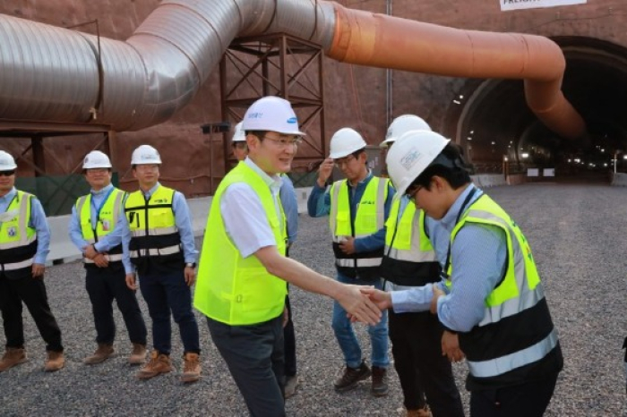 Samsung　Electronics'　Executive　Chairman　Jay　Y.　Lee　meets　Samsung　C&T　employees　at　the　NEOM　city's　underground　railway　tunnel　construction　site　in　Saudi　Arabia　on　Oct.　1　(Courtesy　of　Samsung　Electronics)