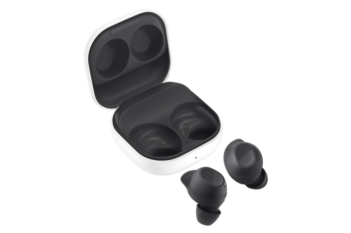 Samsung's　Galaxy　Buds　FE　in　graphite