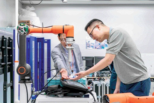 Kim　Dong-seon　inspects　Hanwha's　collaborative　robot　(Courtesy　of　Hanwha)