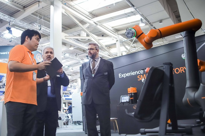 Hanwha/Momentum showcases its HCR-14 collaborative robot at the global metalworking trade fair EMO Hannover 2023 in Germany (Courtesy of Hanwha)