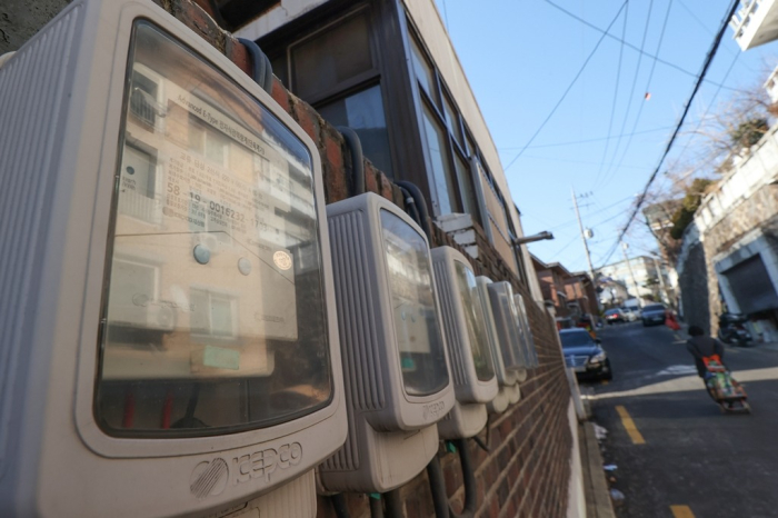 Electricity　meters　in　a　Seoul　residential　area.　South　Korea’s　consumer　inflation　hit　a　five-month　high　in　September　on　surges　in　utility　costs　(File　photo,　courtesy　of　Yonhap)
