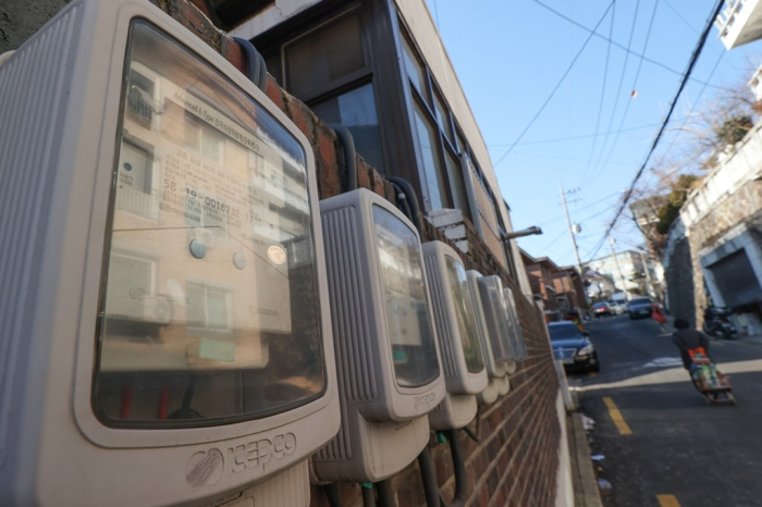 Electricity meters in a Seoul residential area. South Korea’s consumer inflation hit a five-month high in September on surges in utility costs (File photo, courtesy of Yonhap)