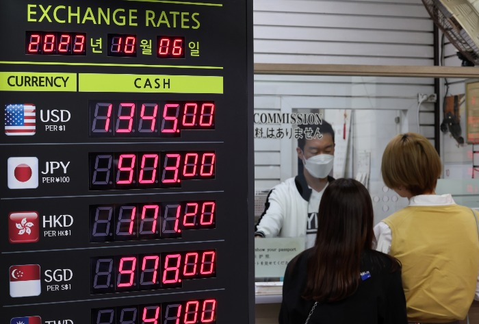 A　currency　exchange　counter　in　Seoul