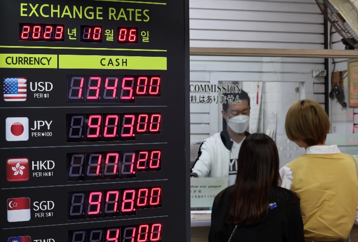 A currency exchange counter in Seoul