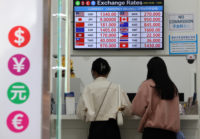 A　currency　exchange　counter　in　Seoul