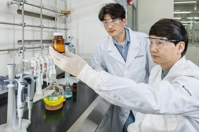 LG　Display,　LG　Chem　develop　homegrown　OLED　material