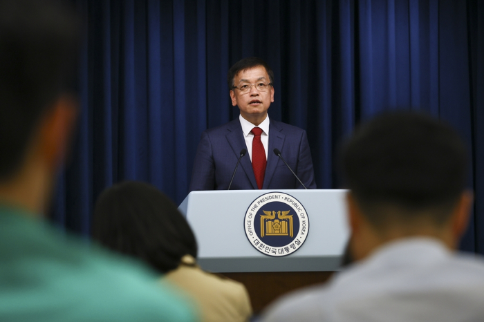Choi　Sang-mok,　Korea's　senior　presidential　secretary　for　economic　affairs,　announces　US　decisions　on　Samsung　and　SK　Hynix　during　a　briefing　at　the　presidential　office