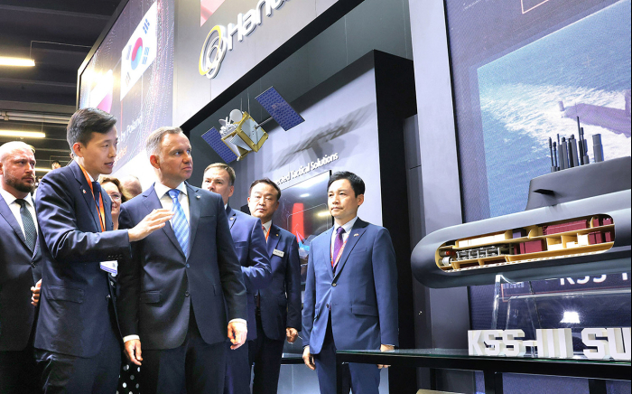Polish　President　Andrzej　Sebastian　Duda　(third　from　left),　Hanwha　Group　Vice　Chairman　Kim　Dong-kwan　(second　from　left)　at　the　International　Defense　Industry　Exhibition