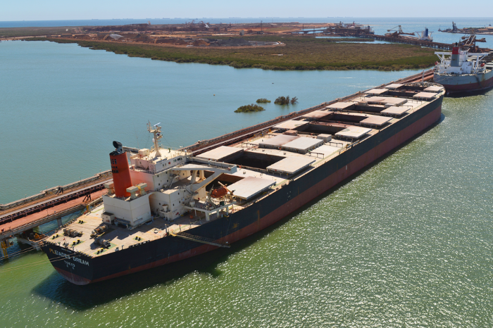 A　ship　loaded　with　Roy　Hill　iron　ore　at　Port　Hedland,　Western　Australia　(Courtesy　of　POSCO　Holdings)