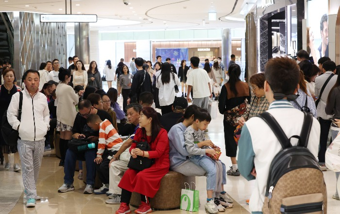 Chinese group tourists outside a duty-free shop in Seoul during the Sept. 28-Oct.3 Chuseok holiday